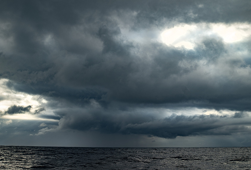 METEOROLOGICAL PHENOMENON AND LIGHTNING STORM CAPTURED